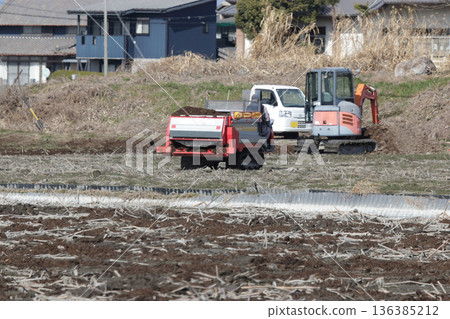 在蓮藕田撒施堆肥 136385212