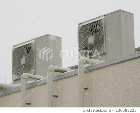 被雪覆蓋的空調室外機 被雪覆蓋的空調室外機 136385223