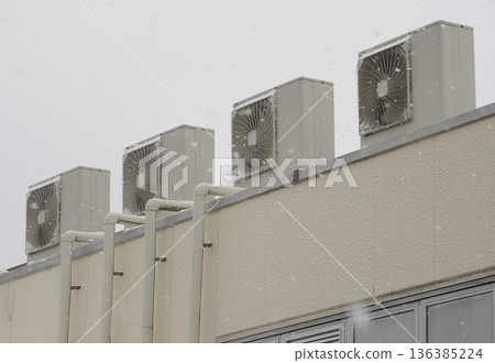 被雪覆蓋的空調室外機 136385224