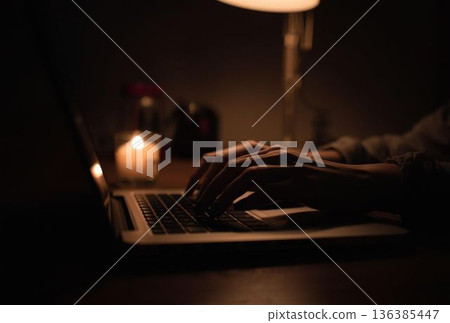 半夜,一名女子在房間使用電腦。 半夜,一名女子在房間使用電腦。 136385447