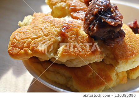 淋上紅豆泥的煎餅 淋上紅豆泥的煎餅 136386096