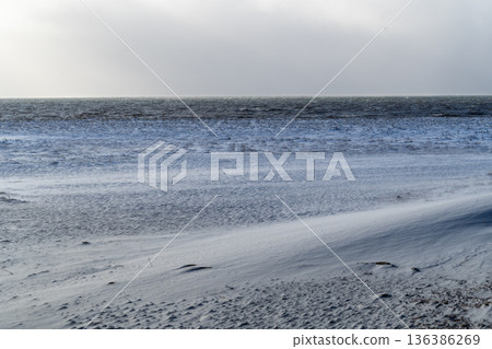 豬苗代湖 a-1：冬季湖面波光粼粼，湖邊積雪覆蓋。 136386269