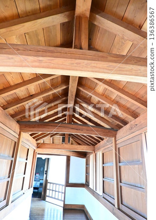 古老木造建築寧靜的內部景色和傳統之美 136386567