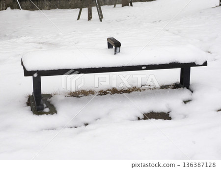 有雪的公園長椅 136387128