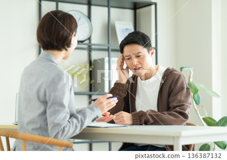 一位中年男子正在與規劃師進行諮詢 136387132