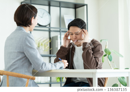 一位中年男子正在與規劃師進行諮詢 一位中年男子正在與規劃師進行諮詢 136387135