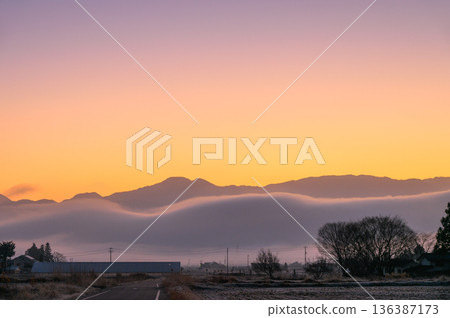 Dawn sky and sea of clouds [Azumino City] 136387173