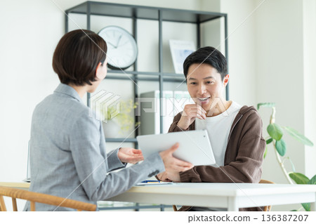 一位中年男子正在與規劃師進行諮詢 一位中年男子正在與規劃師進行諮詢 136387207