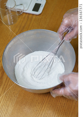 烘焙圖片 | 用打蛋器攪拌米粉 136387371