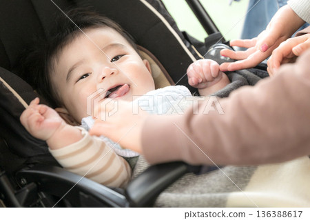 微笑的嬰兒正在安撫嬰兒車裡的另一個嬰兒 136388617