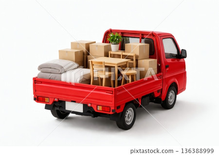 一輛輕型卡車上裝載著搬家房屋的家具和紙箱。 136388999