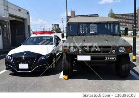 Police car and Ground Self-Defense Force high mobility vehicle Police car and Ground Self-Defense Force high mobility vehicle 136389103