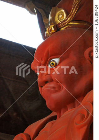 守護神廟的尼奧雕像,怒視著惡魔。 守護神廟的尼奧雕像,怒視著惡魔。 136389424