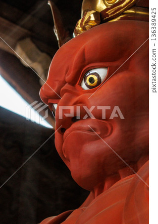 守護神廟的尼奧雕像,怒視著惡魔。 守護神廟的尼奧雕像,怒視著惡魔。 136389425