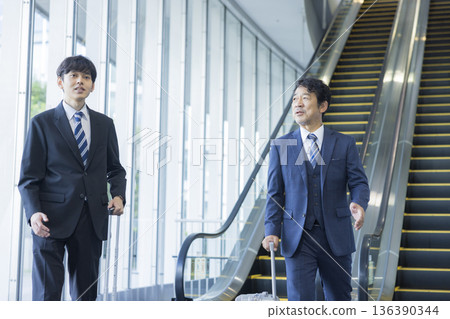 行走的商人 行走的商人 136390344