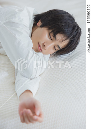 一名男子躺在床上 136390592