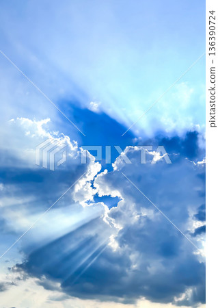 透過天使般雲朵的縫隙，可以看到一道光梯。 136390724