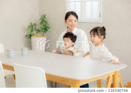 年輕家庭、父母與孩子、孩子、客廳 136390746