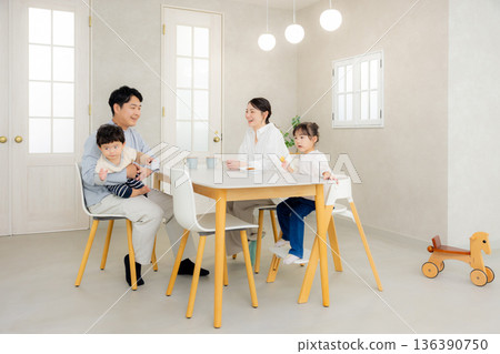 年輕家庭、父母與孩子、孩子、客廳 136390750