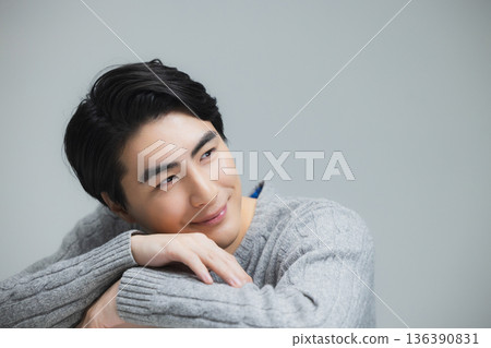身穿針織衫的年輕男子 身穿針織衫的年輕男子 136390831