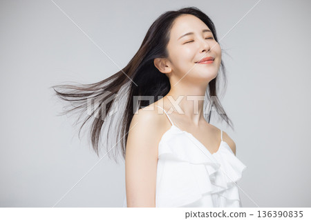 頭髮捲曲的年輕女子 頭髮捲曲的年輕女子 136390835