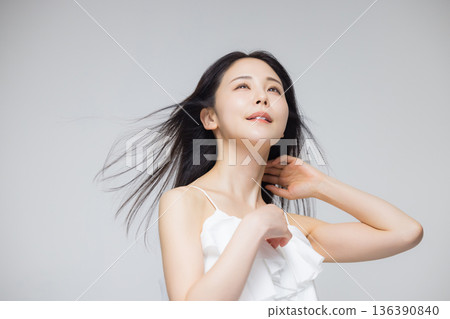 頭髮捲曲的年輕女子 136390840
