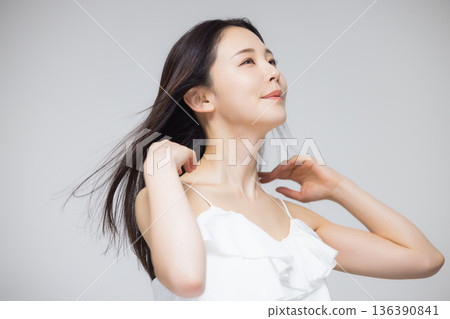 頭髮捲曲的年輕女子 136390841
