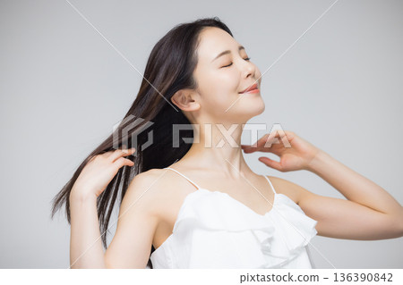 young woman with frizzy hair 136390842