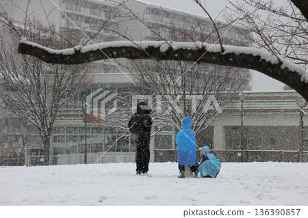 即使下雪,想玩耍的家長和孩子也會堆雪人。 即使下雪,想玩耍的家長和孩子也會堆雪人。 136390857