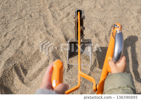 公園裡，兩隻手在玩鏟子 136390895