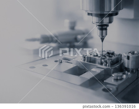 利用尖端技術對精密機械零件進行微鑽孔 136391016