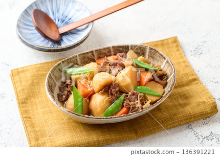Nikujaga(牛肉和馬鈴薯) Nikujaga(牛肉和馬鈴薯) 136391221