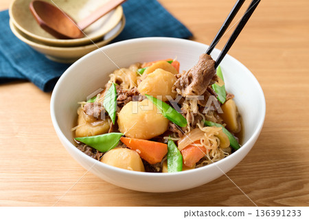 Nikujaga(牛肉和馬鈴薯) Nikujaga(牛肉和馬鈴薯) 136391233