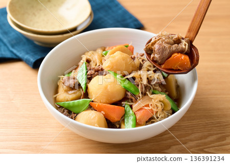 Nikujaga（牛肉和馬鈴薯） 136391234