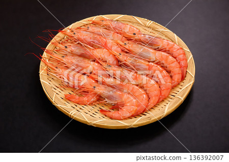 盛於漏杓中的紅蝦 盛於漏杓中的紅蝦 136392007