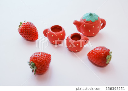 新鮮的草莓 新鮮的草莓 136392251