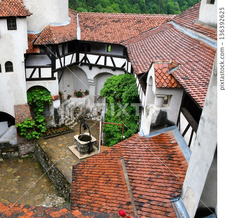 羅馬尼亞,特蘭西瓦尼亞,布蘭村,布蘭城堡,庭院,吸血鬼德古拉城堡模型 羅馬尼亞,特蘭西瓦尼亞,布蘭村,布蘭城堡,庭院,吸血鬼德古拉城堡模型 136392625