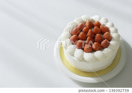 自製草莓酥餅,配上大量草莓,白色背景,留白 自製草莓酥餅,配上大量草莓,白色背景,留白 136392739