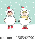 男孩和女孩穿著雪人服裝在雪地裡（彩色） 136392790