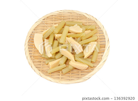 Boiled butterbur and bamboo shoots in a colander, easy cooking ingredients [white background, cutout] 136392920