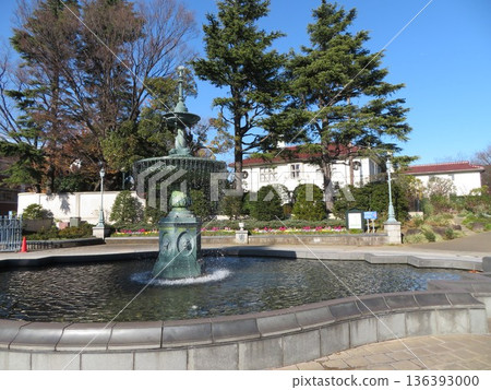 A park with a fountain 136393000