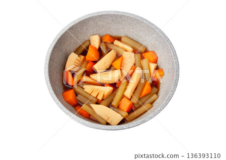 煮沸的款冬、竹筍和胡蘿蔔的圖片[白色背景，摳圖] 136393110