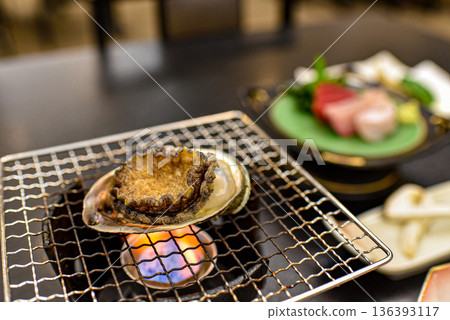 烤鮑魚和刺身 烤鮑魚和刺身 136393117