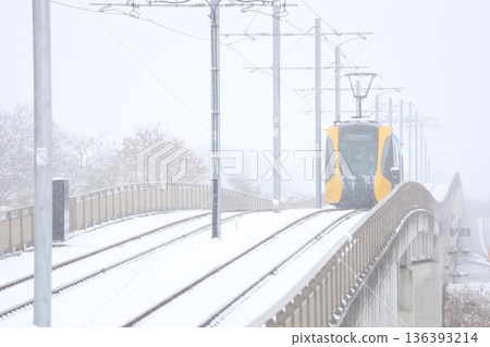 宇都宮輕軌和厚厚的積雪 136393214