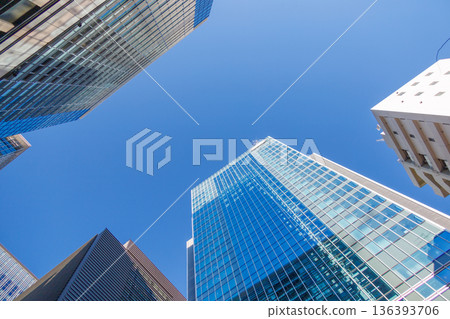 看摩天大樓的辦公室鎮的風景 看摩天大樓的辦公室鎮的風景 136393706