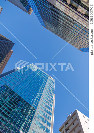 蔚藍的天空中閃耀的高層建築 蔚藍的天空中閃耀的高層建築 136393708