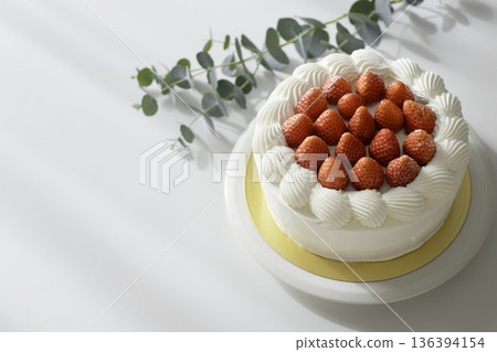 白色背景上的自製草莓酥餅，點綴著尤加利葉，留有空白。 136394154