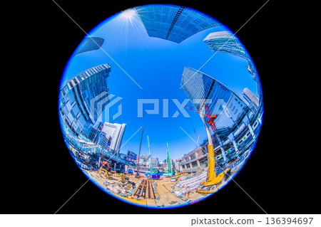 日本東京城市景觀新貌。雪後澀谷站西出口…山手線、履帶式起重機和大型重型機械陸續投入使用 = 9th 136394697