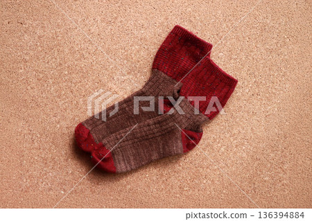 紅棕色的襪子平鋪在軟木背景上。秋冬季保暖的日常必需品。 136394884