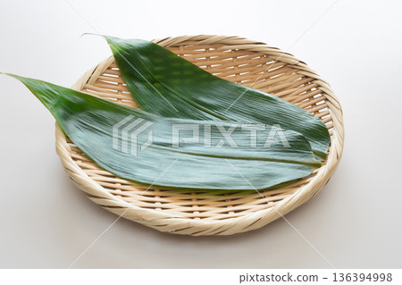 Bamboo leaves and a strainer on a white background Food background material Bamboo leaves and a strainer on a white background Food background material 136394998